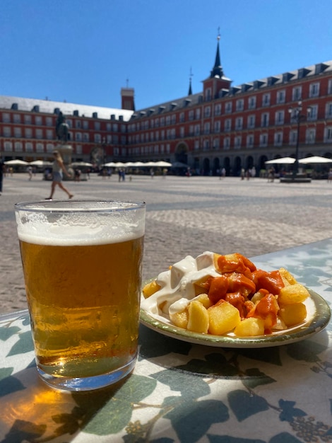 Tapas auf der Plaza Mayor in Madrid. Kartoffeln mit Aioli-Sauce und Brava-Sauce