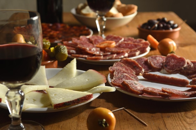 Tapas auf einem Holztisch