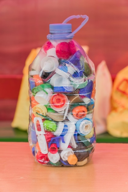 tapas de botellas de plástico de colores listas para el reciclaje en botellas de plásticos transparentes