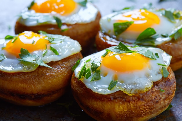 Tapas De Champiñones Con Huevos De Codorniz De España