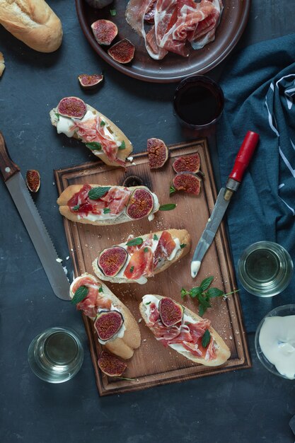 Tapas e pintxos espanhóis com Jamon e queijo macio, vinho, jantar