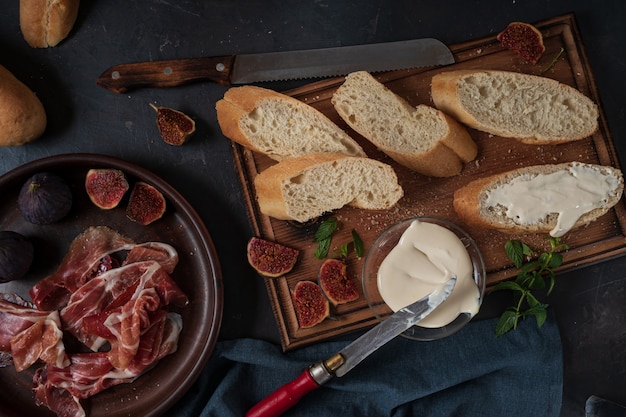 Tapas con jamón y queso crema.