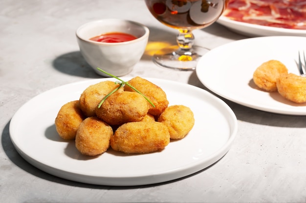 Tapas-Kroketten, traditioneller spanischer oder französischer Snack