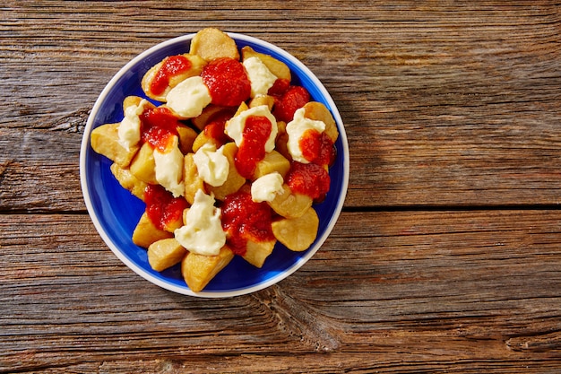 Tapas Patatas Bravas Pommes frites mit Tomaten