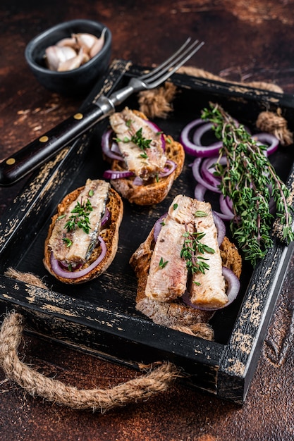 Tapas con sardina y espadín, queso crema y cebolla