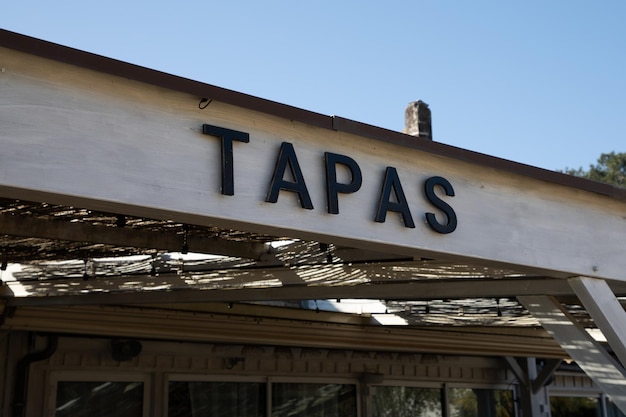 Tapas-Textschild auf Fassadenrestaurantschild