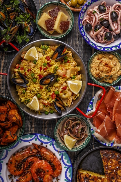 Tapas típicas españolas en mesa de madera