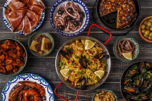 Foto tapas típicas españolas en mesa de madera