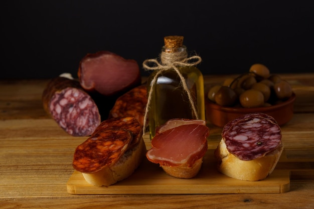 Tapas con variedad de embutidos ibéricos sobre una tabla de madera