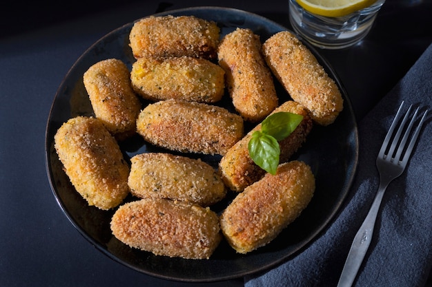 Tapasteller mit Kroketten Spanische Tapas