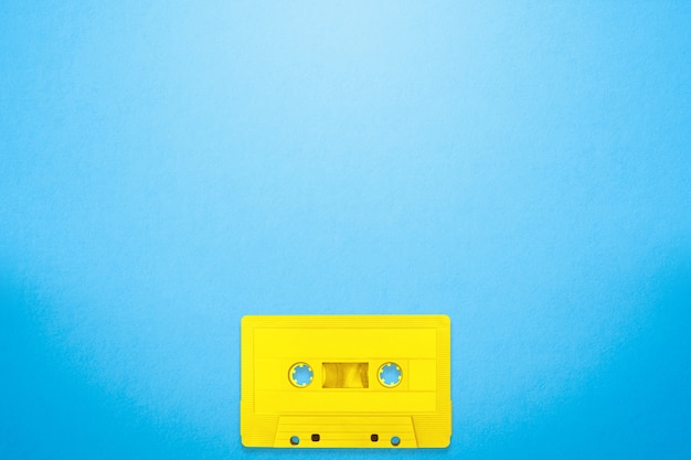 Tape cassete amarelo cor coloca no fundo azul