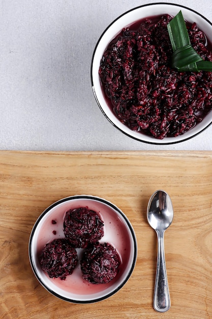 Foto tape ketan hitam o arroz pegajoso negro fermentado dulce elaborado a partir de arroz fermentado