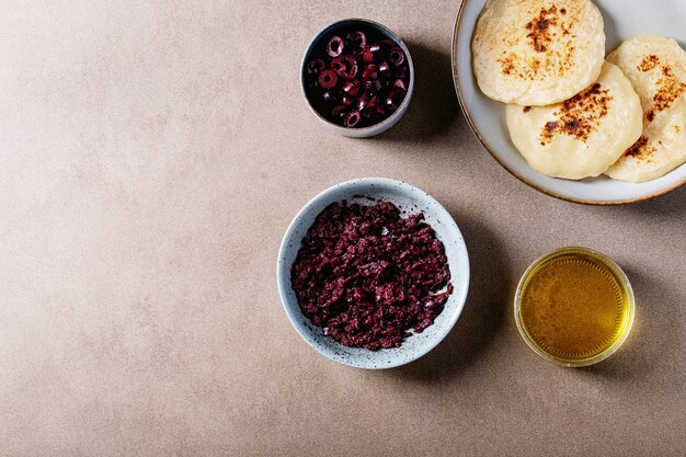 Tapenade de aceitunas con pan casero.