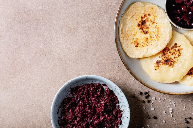 Tapenade de aceitunas con pan casero.