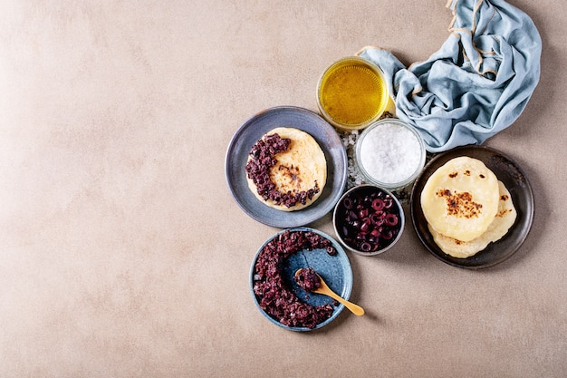 Tapenade de azeitonas servido com pão caseiro