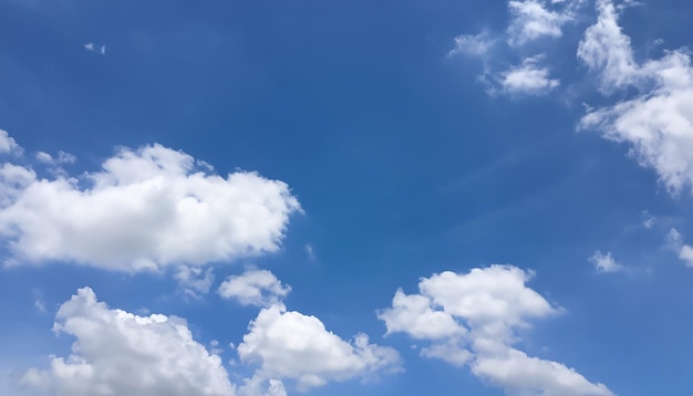 Tapete blauer Himmel mit Wolken