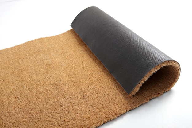 Tapete de fibra de coco castanho natural Tapete seco natural e sujeira do lado de fora de sua entrada Detalhe de close-up de fibra e base em fundo branco