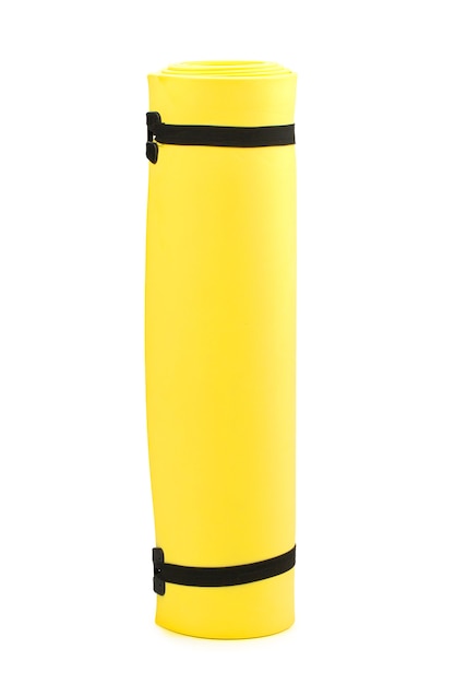Tapete de fitness amarelo enrolado isolado no fundo branco