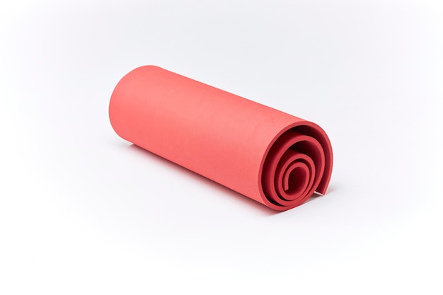 Tapete de ioga vermelho com fundo branco Vista de perto no tapete vermelho de exercício isolado no branco