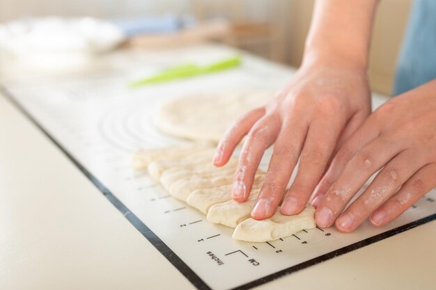 Foto tapete de silicone com marcações em polegadas e métricas para facilitar o uso durante o processo de cozimento foco seletivo e espaço para cópia