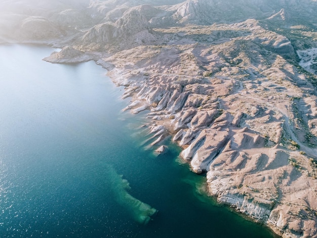 Foto tapete luftaufnahme des blauen sees mit bergen