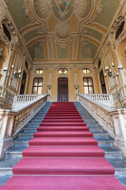 Foto tapete vermelho para a entrada deste antigo palácio italiano