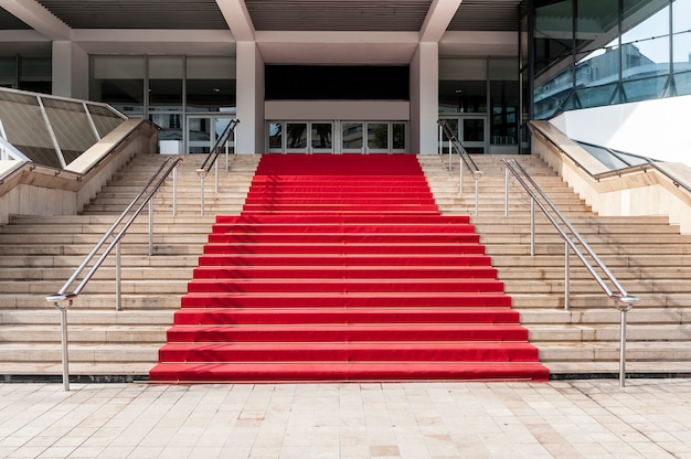 Tapete vermelho sobre escadas