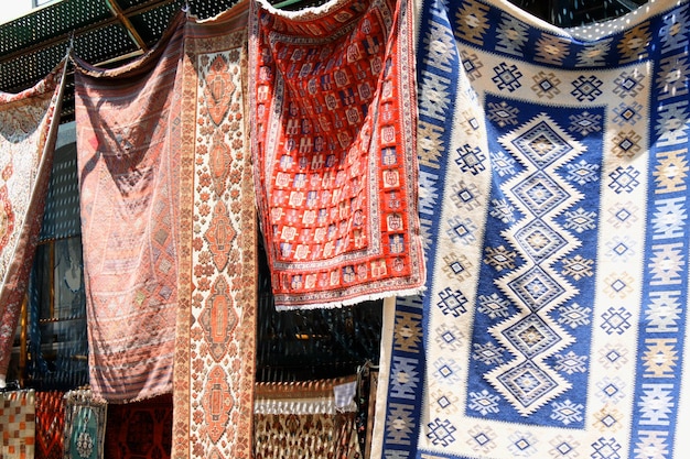 Tapetes e kilims no mercado na grécia