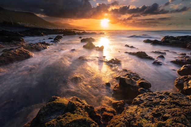 Tapfere Küste vom nördlichen Teil der Insel Teneriffa neben Punta Hidalgo, Kanarische Inseln, Spanien.