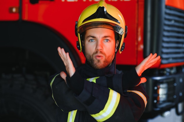 Foto tapferer junger feuerwehrmann in schutzuniform