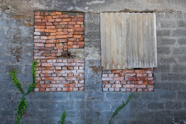 Tapiada con ventanas de ladrillos rojos de edificio roto