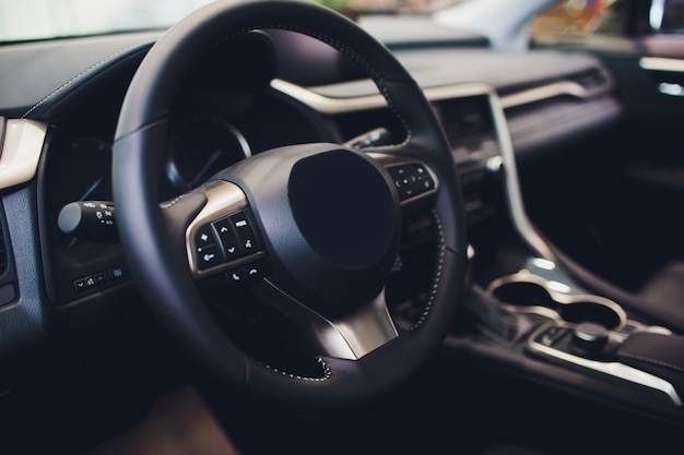 Tapicería de cuero en el interior moderno del automóvil.