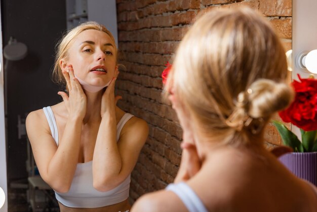 Taping com fita de cinesiologia para elevação muscular facial e efeito de rejuvenescimento