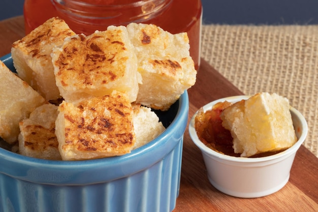 Tapioca com queijo de coalho (dadinhos de tapioca).