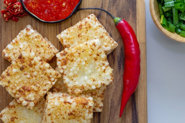 Tapioca e queijo servidos com geleia de pimenta Vista superior