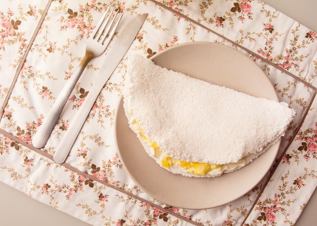 Tapioca con huevos Una comida típica de panqueques del noreste de Brasil Vista superior