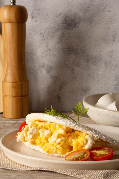 Foto tapioca pancake com ovos comida de mandioca brasileira em vista frontal