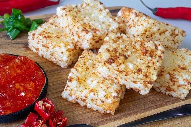 Tapioca y queso servido con gelatina de pimienta Pimientos y cebollino al fondo