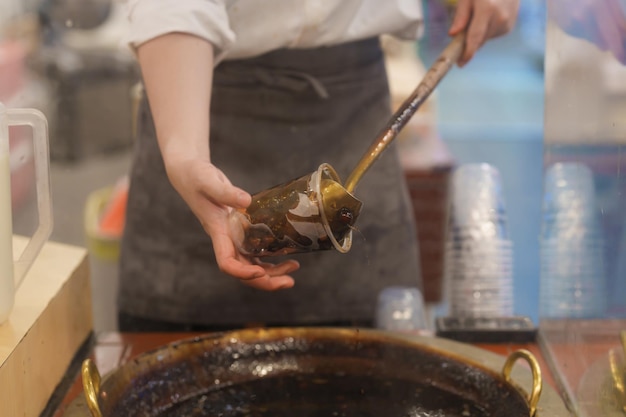 Tapioka-Perlen mit braunem Zucker Boba Milchtee am Nachtmarkt berühmter taiwanesischer Bubble Tea von Taiwan Street Food und Reisen im Ximending Taipeh-Konzept