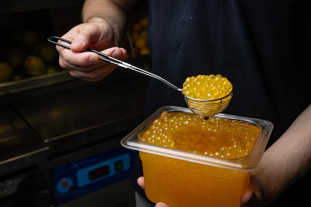 Tapiokaperlen für Bubble Tea in einem Löffel