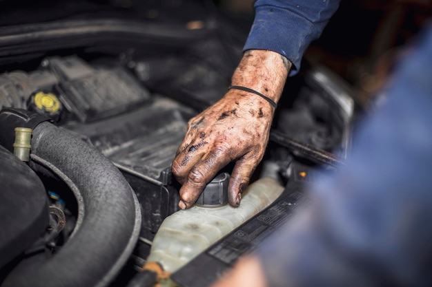 Tapón de refrigerante de apertura de mano sucia del motor del coche