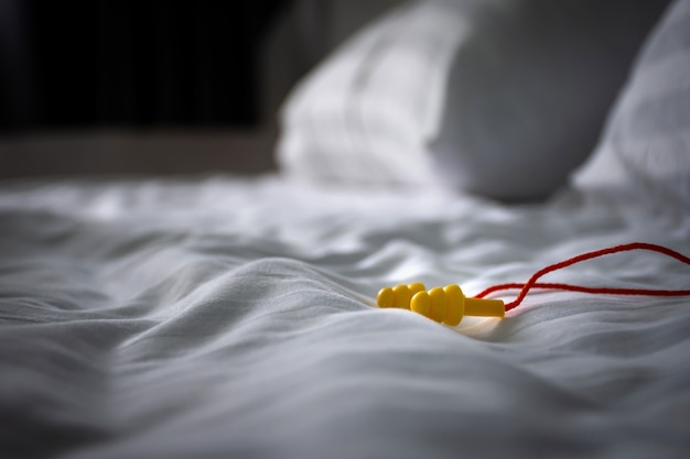 Tapones para los oídos en la cama.