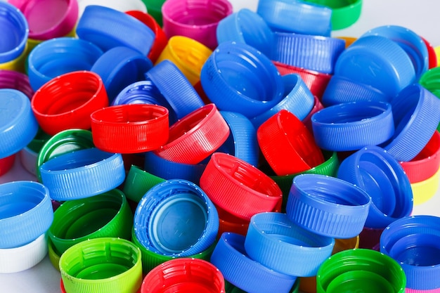 Tapones de rosca de botellas de plástico de colores