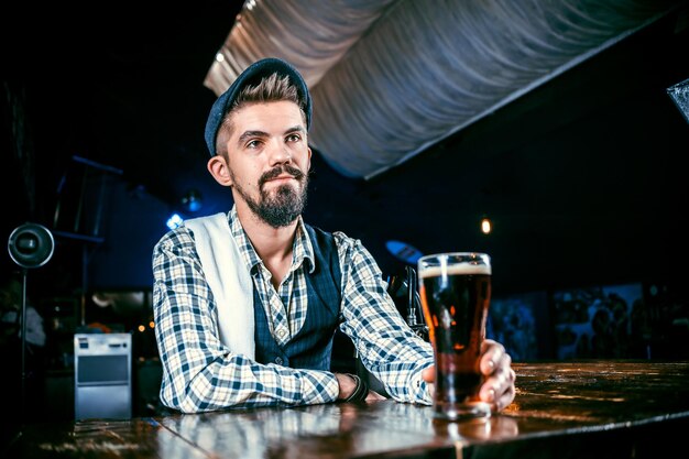 Tapster jovem surpreende com seus visitantes de bar de habilidade na boate