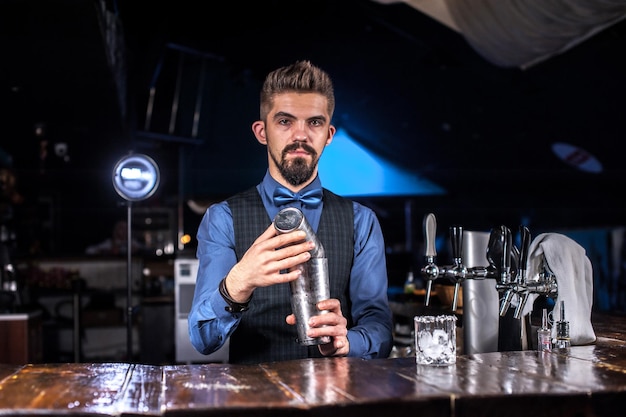 Tapster profissional está servindo uma bebida na boate