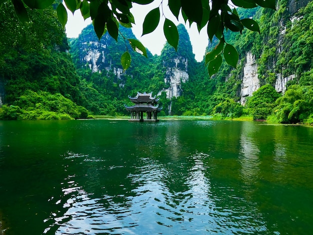 Foto tarang an beautiful pagoda en el centro del lago en vietnam del norte