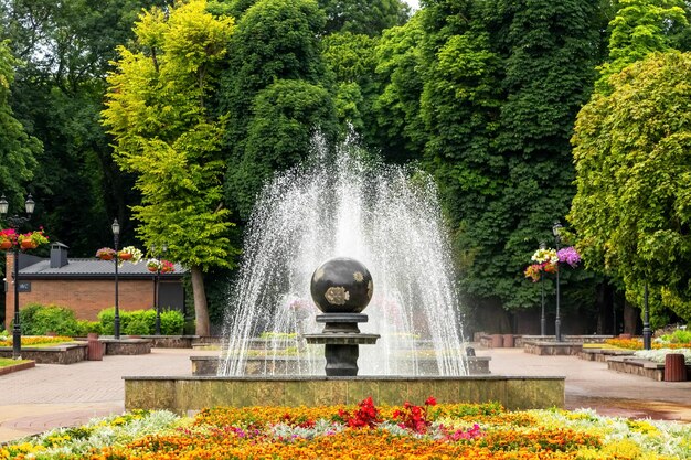 Taras-Schewtschenko-Platz in Khmelnytskyi mit Springbrunnen im Sommer