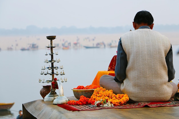 Tarde Aarti en Varanasi Ghat con velas de fuego y hojas de rosa, Varanasi, Uttar Pradesh, India