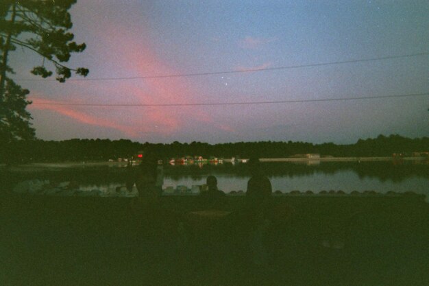 Foto tarde en el borde del lago