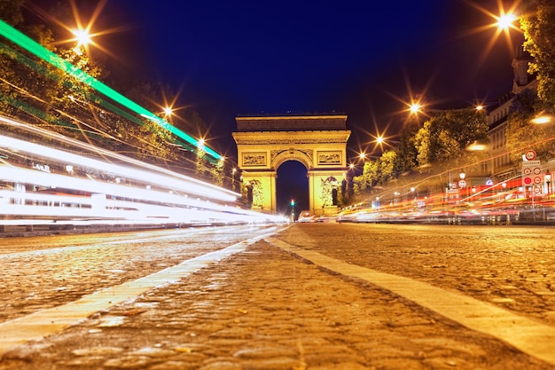 Tarde en los Campos Elíseos frente al Arco del Triunfo, París. Francia.